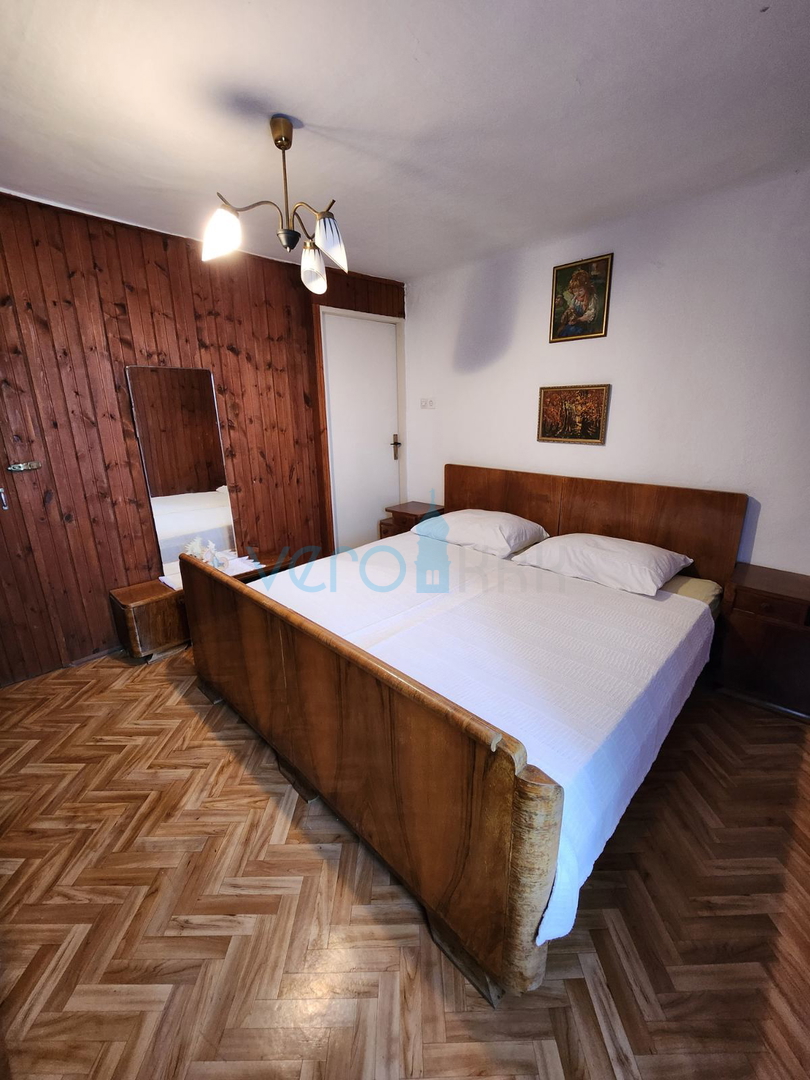 Vrbnik, otok Krk, kamnita hiša v nizu, terasa, zemljišče, razgled, prodaja