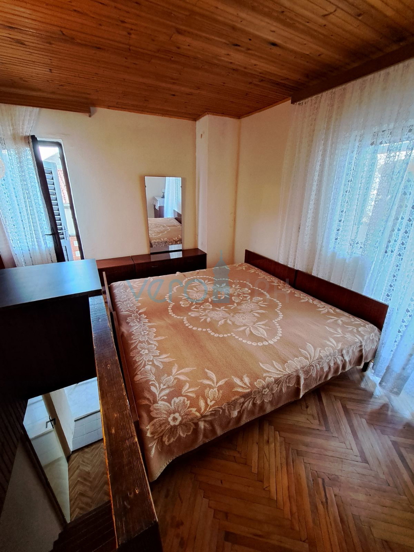 Vrbnik, otok Krk, kamnita hiša v nizu, terasa, zemljišče, razgled, prodaja