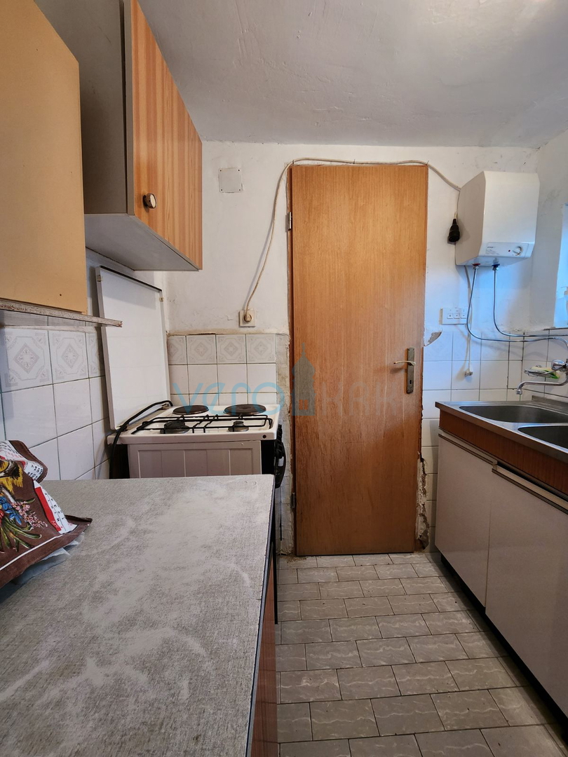 Vrbnik, otok Krk, kamnita hiša v nizu, terasa, zemljišče, razgled, prodaja