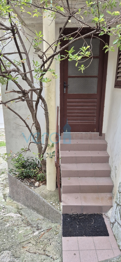 Vrbnik, otok Krk, kamnita hiša v nizu, terasa, zemljišče, razgled, prodaja