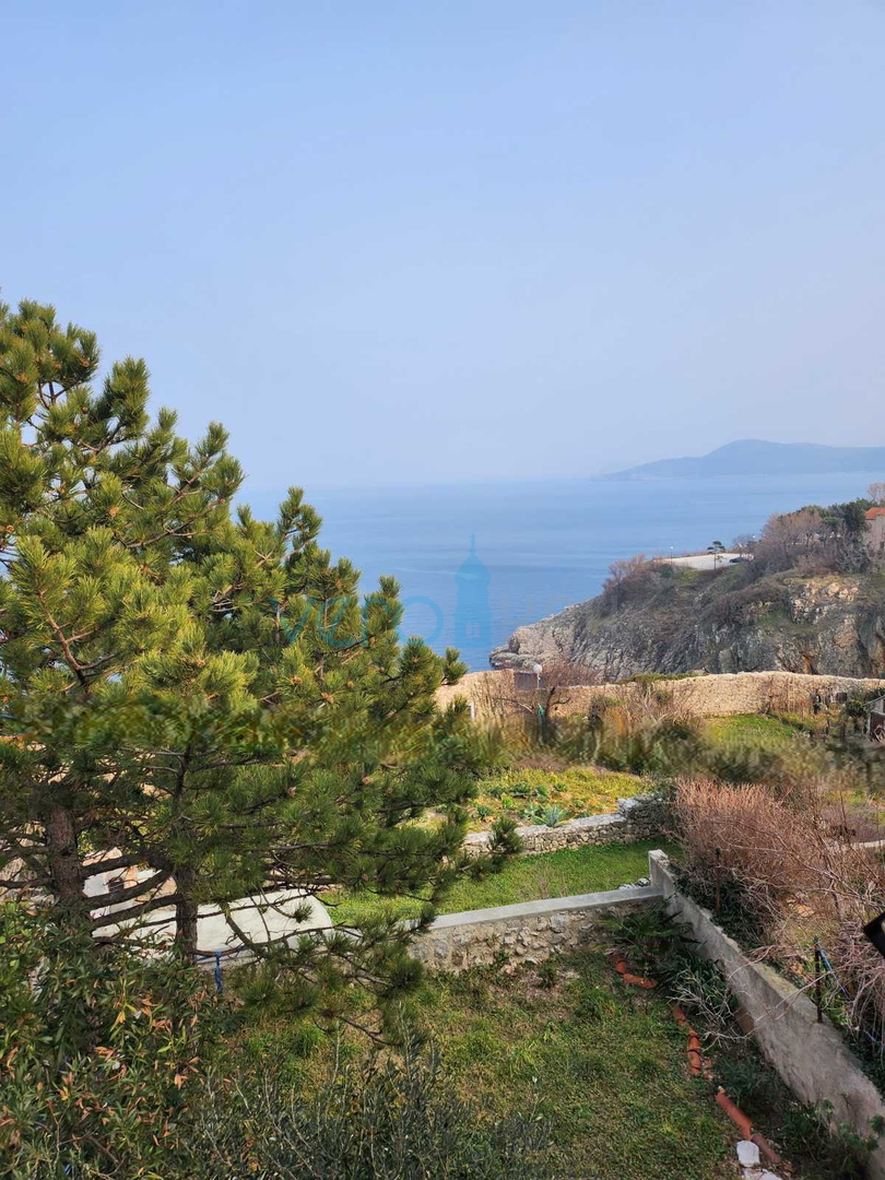 Vrbnik, otok Krk, kamnita hiša v nizu, terasa, zemljišče, razgled, prodaja