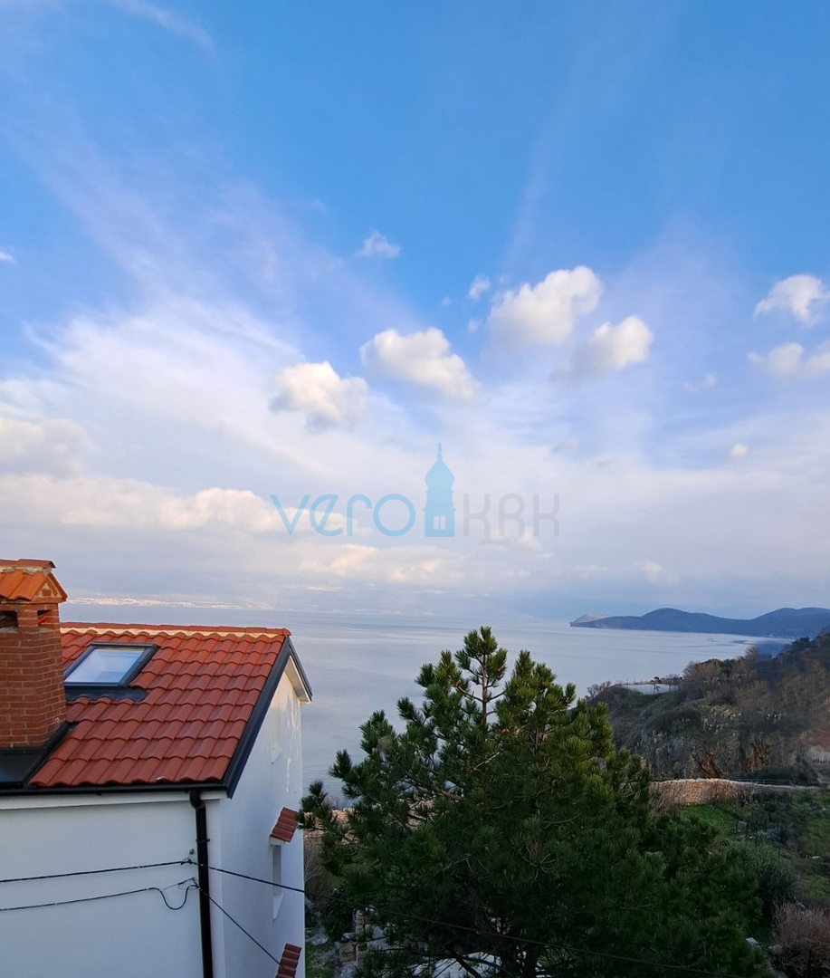 Vrbnik, otok Krk, kamnita hiša v nizu, terasa, zemljišče, razgled, prodaja