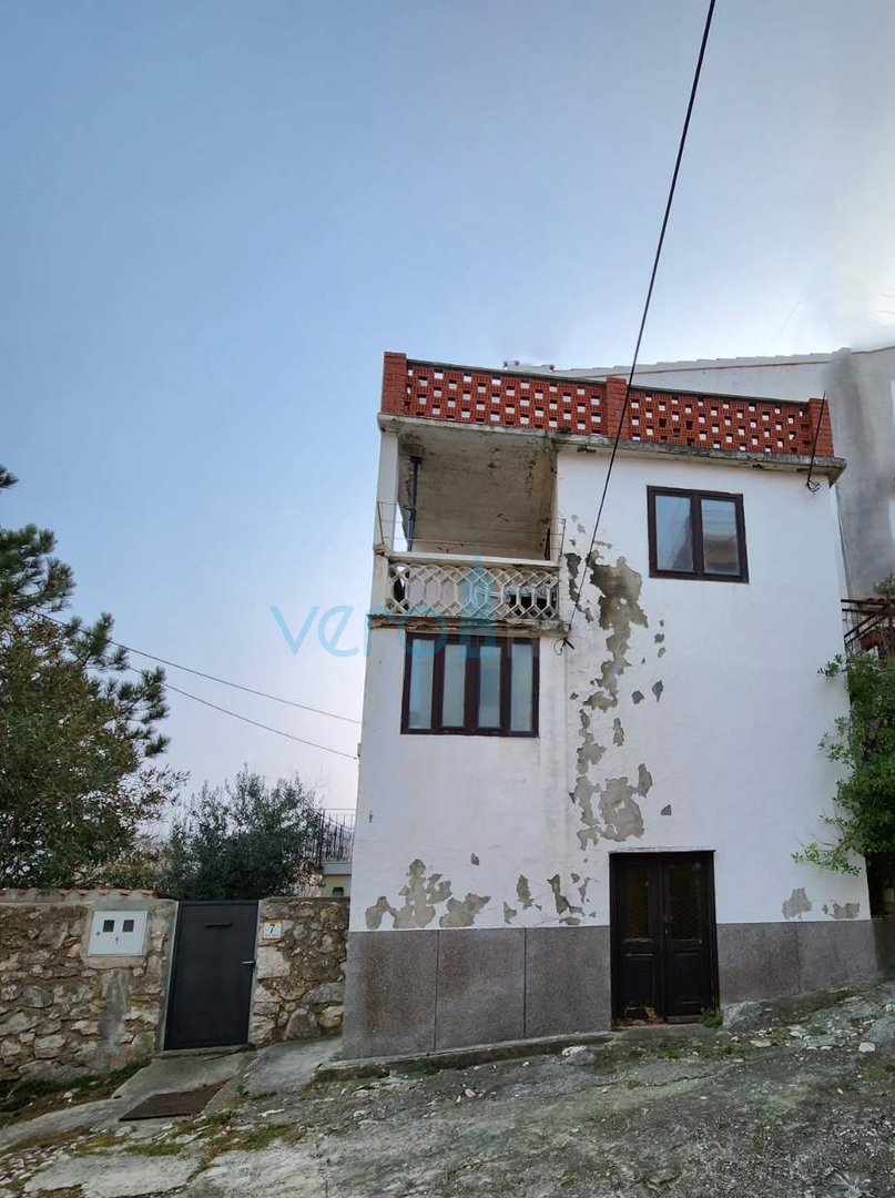 Vrbnik, otok Krk, kamnita hiša v nizu, terasa, zemljišče, razgled, prodaja