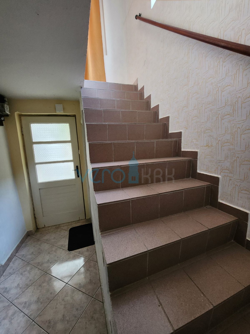 Vrbnik, otok Krk, kamnita hiša v nizu, terasa, zemljišče, razgled, prodaja