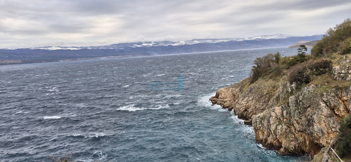 Vrbnik, otok Krk, kamnita hiša v nizu, terasa, zemljišče, razgled, prodaja