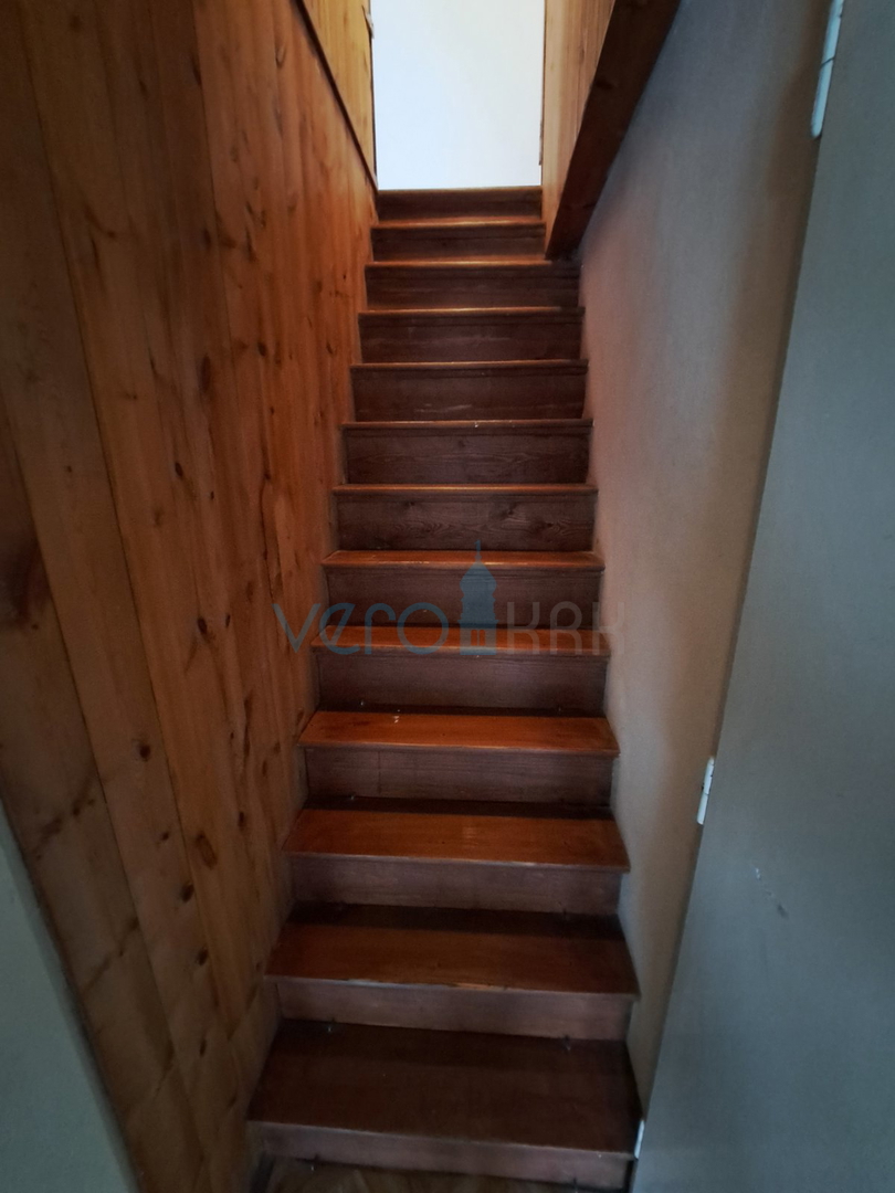 Vrbnik, otok Krk, kamnita hiša v nizu, terasa, zemljišče, razgled, prodaja