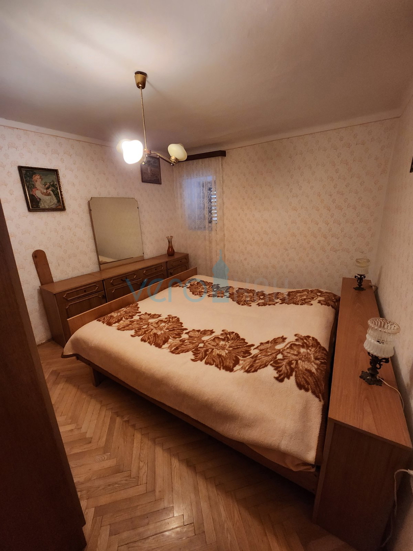 Vrbnik, otok Krk, kamnita hiša v nizu, terasa, zemljišče, razgled, prodaja