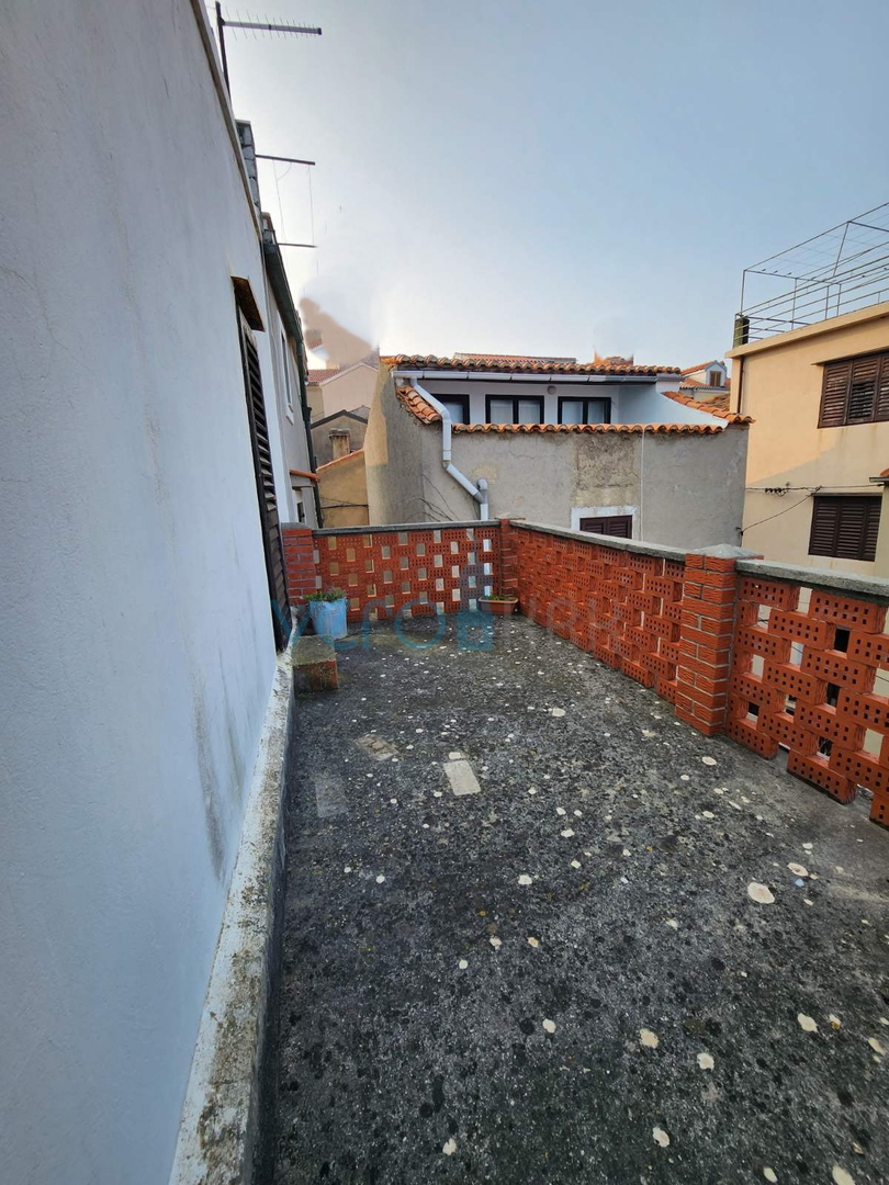 Vrbnik, otok Krk, kamnita hiša v nizu, terasa, zemljišče, razgled, prodaja