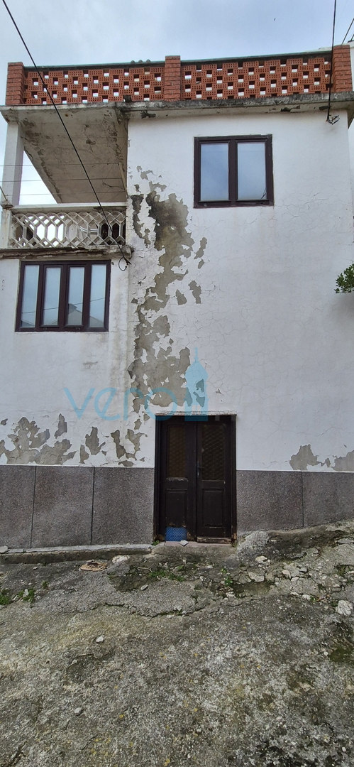 Vrbnik, otok Krk, kamnita hiša v nizu, terasa, zemljišče, razgled, prodaja