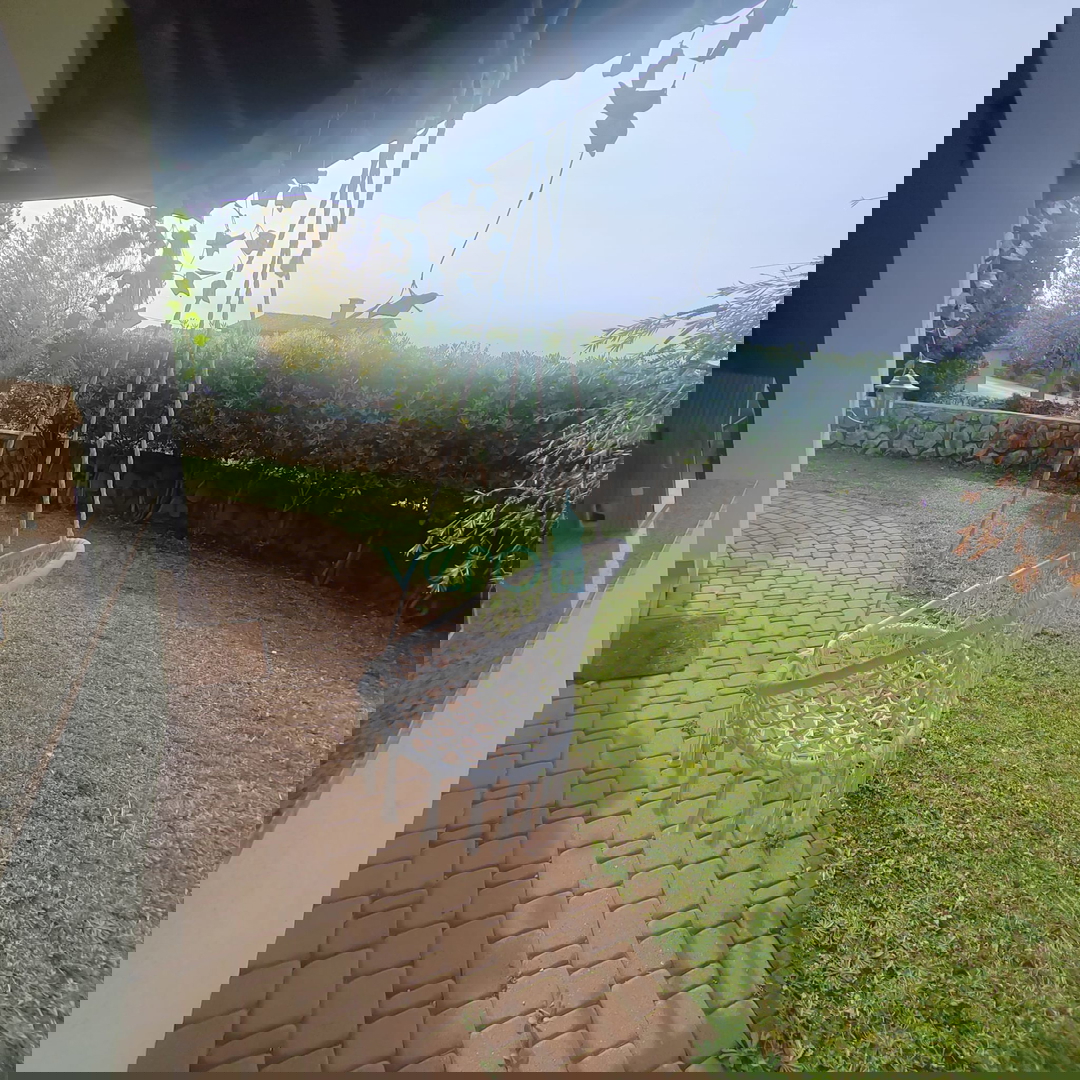 Otok Krk, Malinska, okolica, dvosobno stanovanje 72 m2, pritličje, vrt 96 m2, prodaja