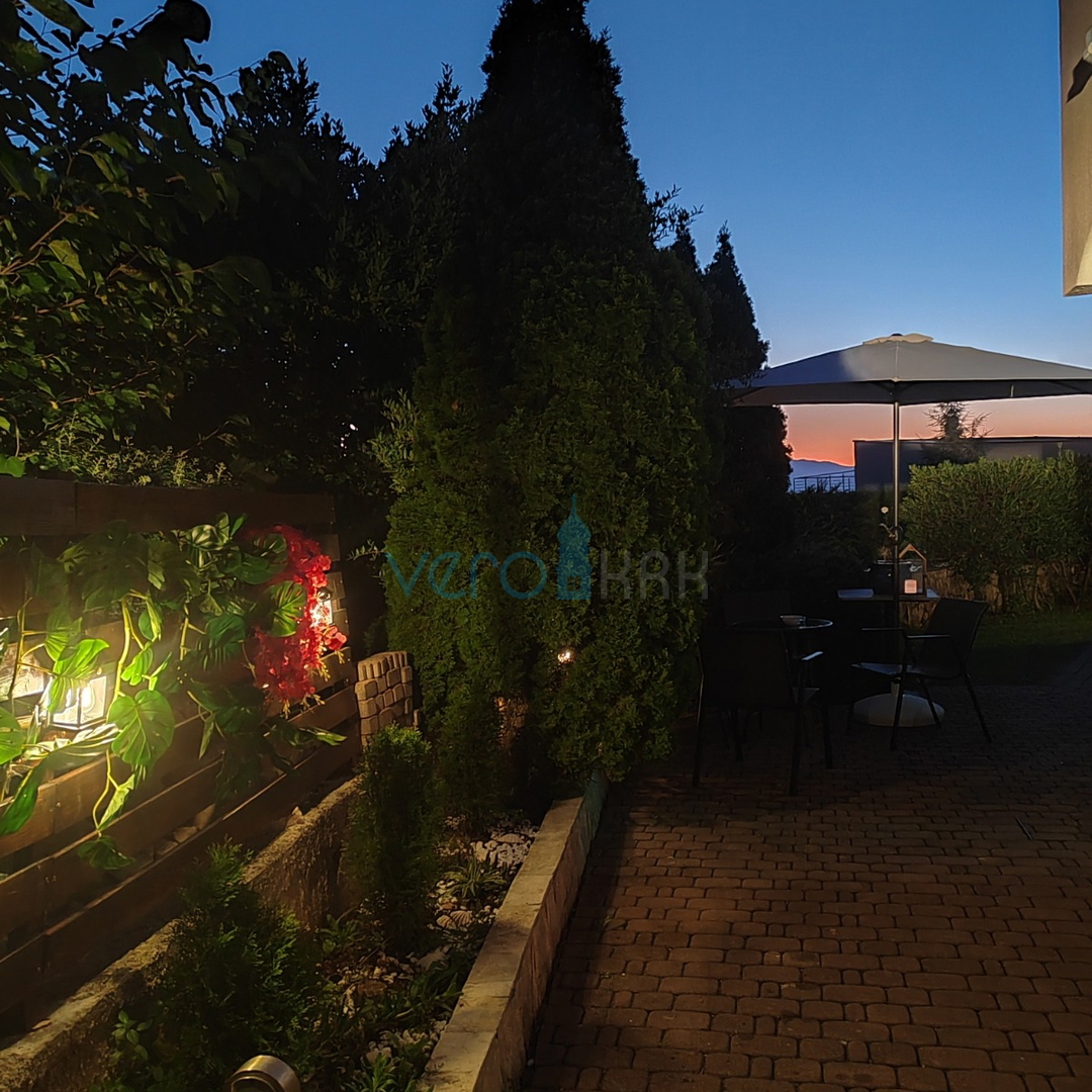 Otok Krk, Malinska, okolica, dvosobno stanovanje 72 m2, pritličje, vrt 96 m2, prodaja