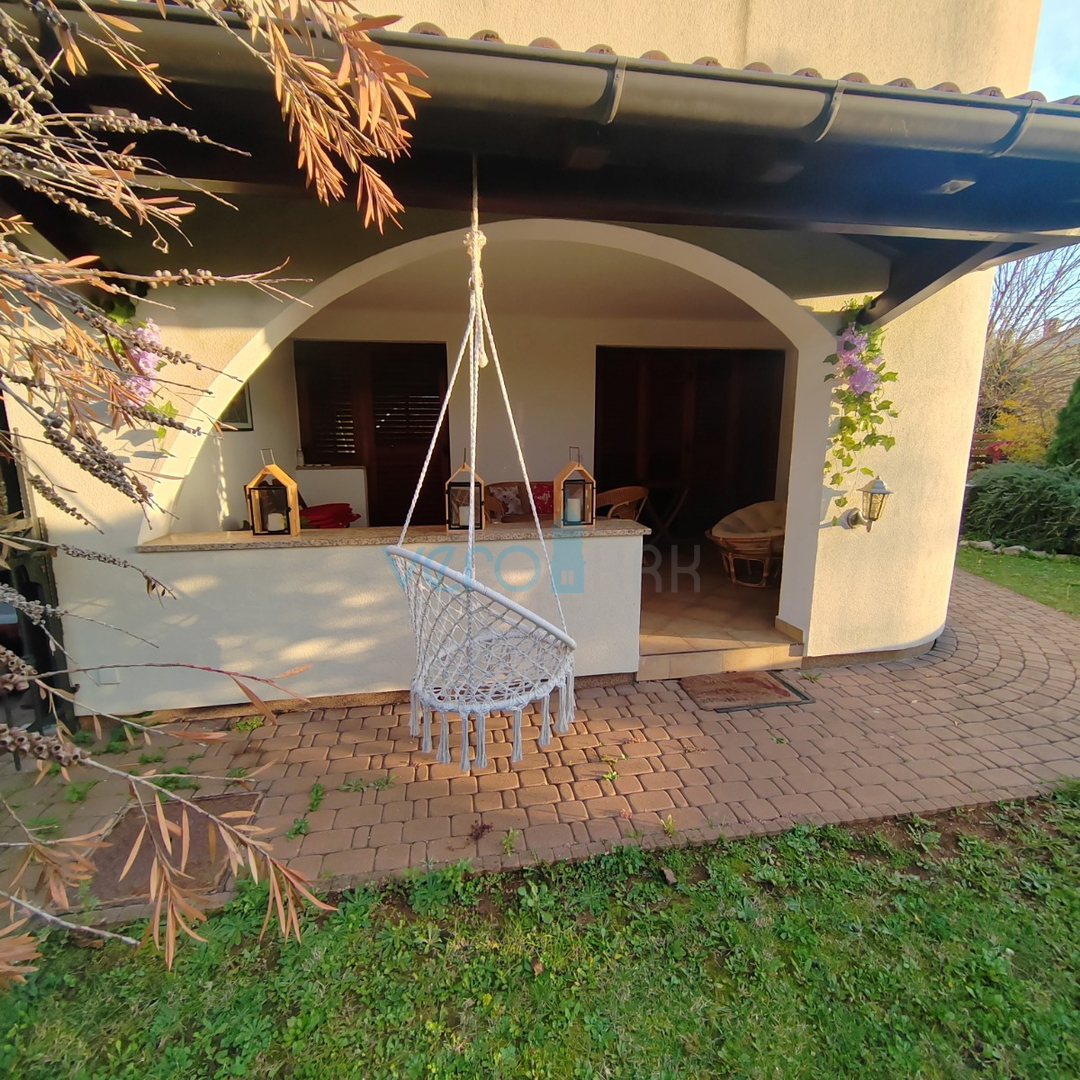 Otok Krk, Malinska, okolica, dvosobno stanovanje 72 m2, pritličje, vrt 96 m2, prodaja