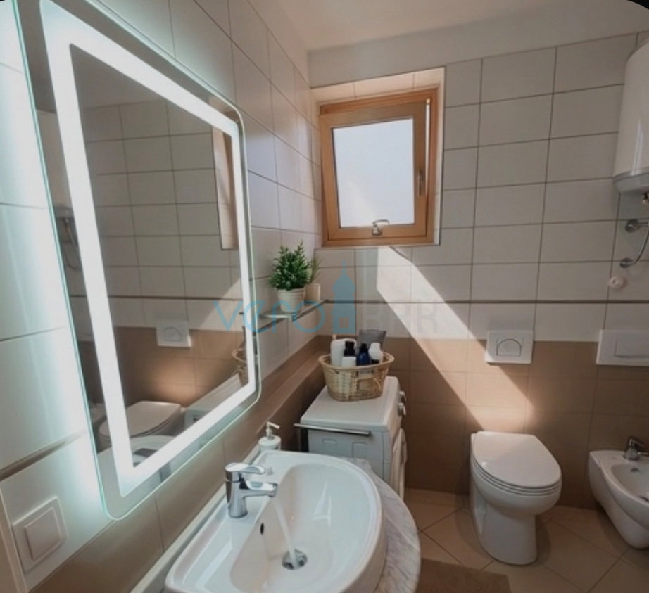 Otok Krk, Malinska, okolica, dvosobno stanovanje 72 m2, pritličje, vrt 96 m2, prodaja