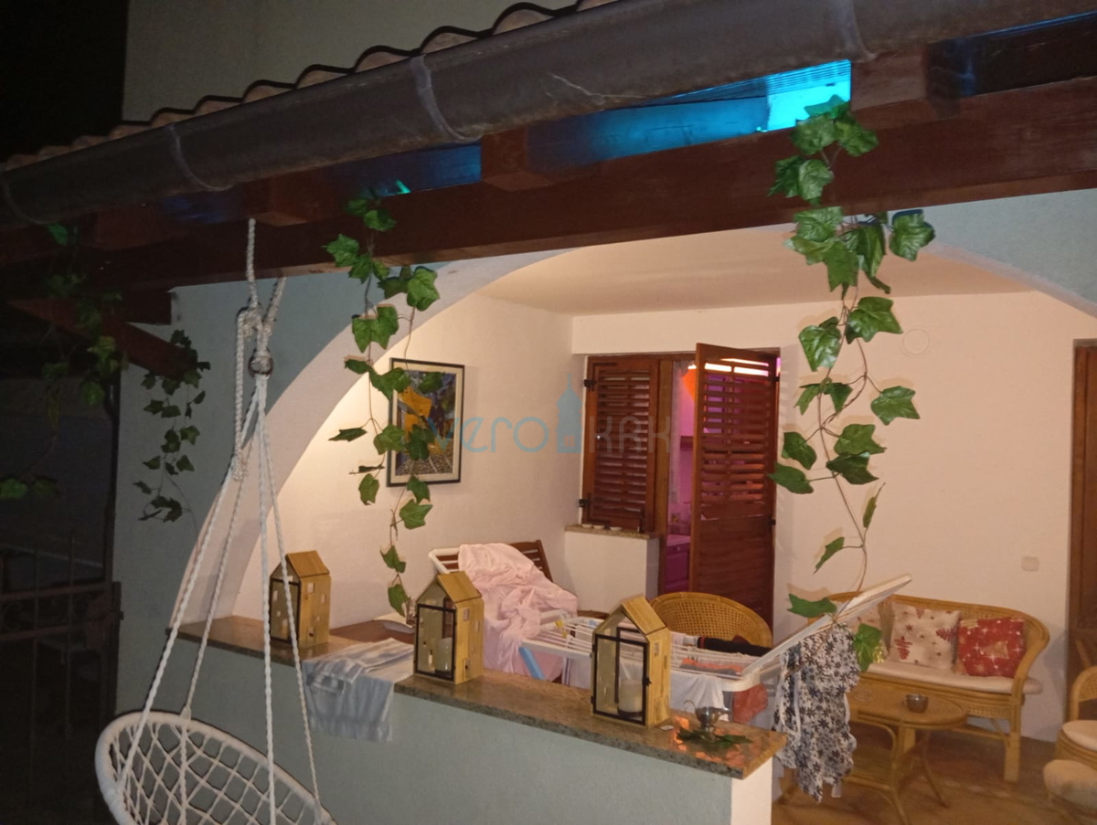 Otok Krk, Malinska, okolica, dvosobno stanovanje 72 m2, pritličje, vrt 96 m2, prodaja