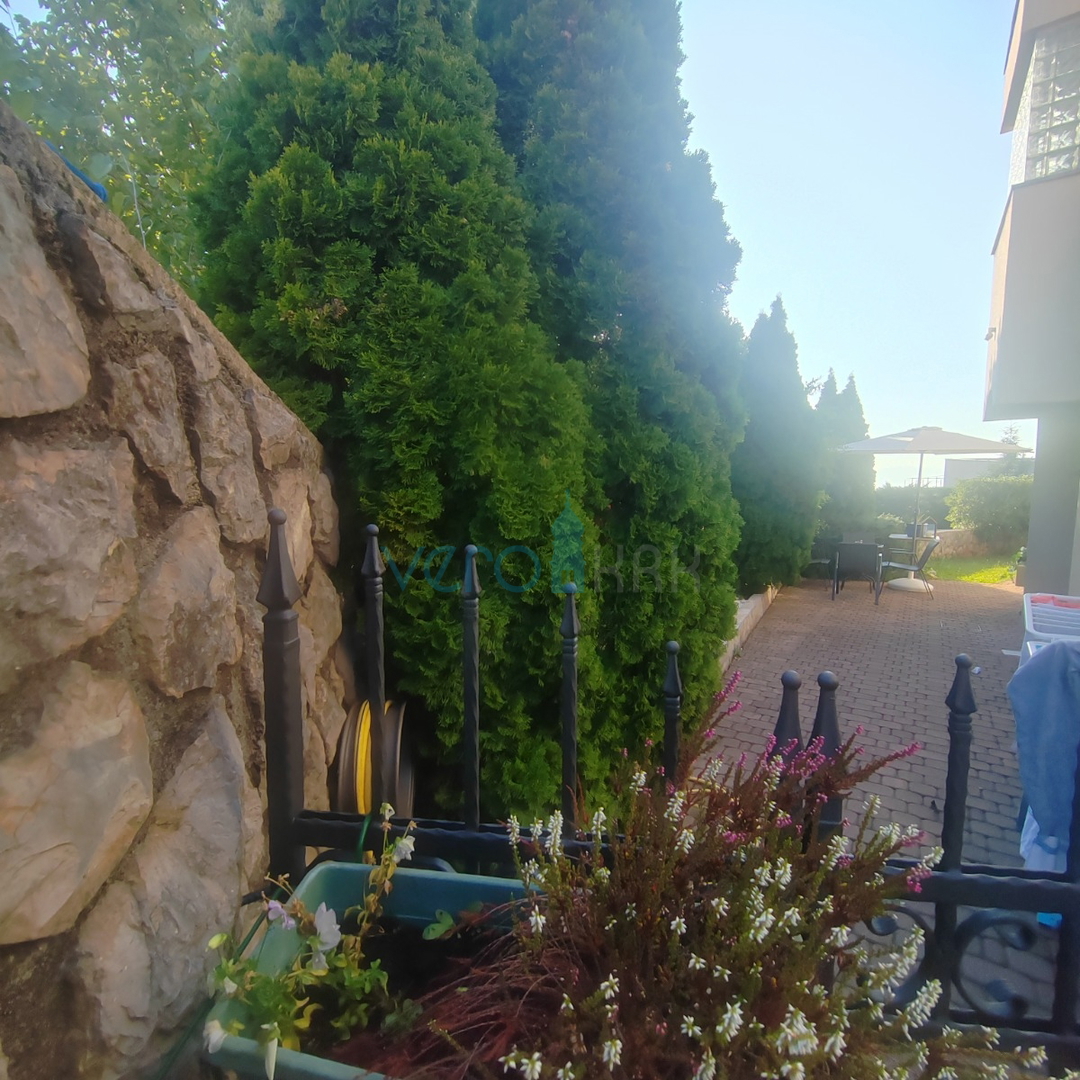 Otok Krk, Malinska, okolica, dvosobno stanovanje 72 m2, pritličje, vrt 96 m2, prodaja