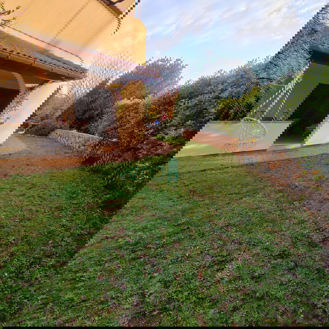 Otok Krk, Malinska, okolica, dvosobno stanovanje 72 m2, pritličje, vrt 96 m2, prodaja