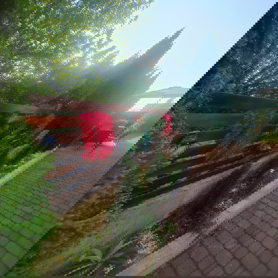 Otok Krk, Malinska, okolica, dvosobno stanovanje 72 m2, pritličje, vrt 96 m2, prodaja