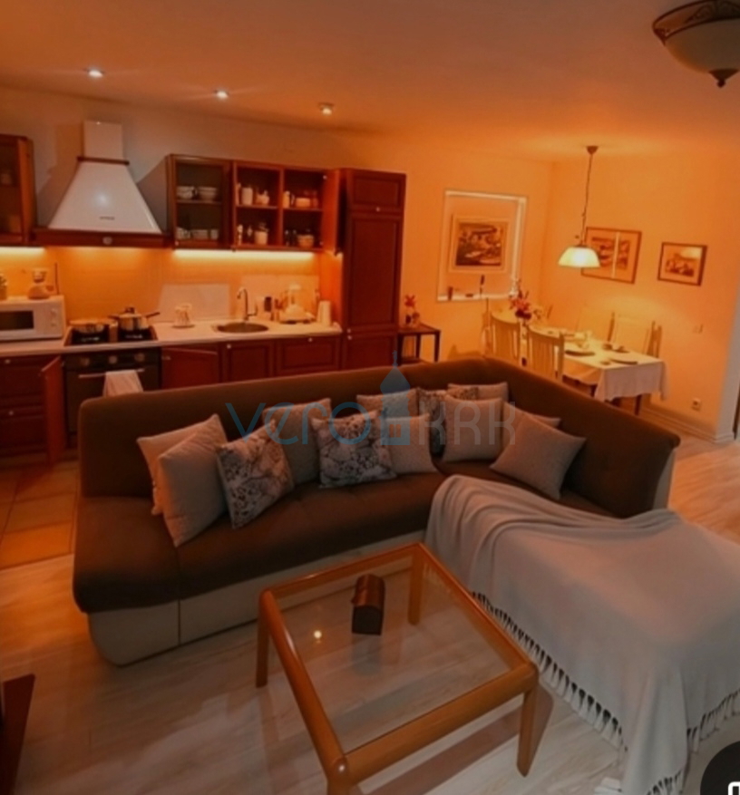 Otok Krk, Malinska, okolica, dvosobno stanovanje 72 m2, pritličje, vrt 96 m2, prodaja