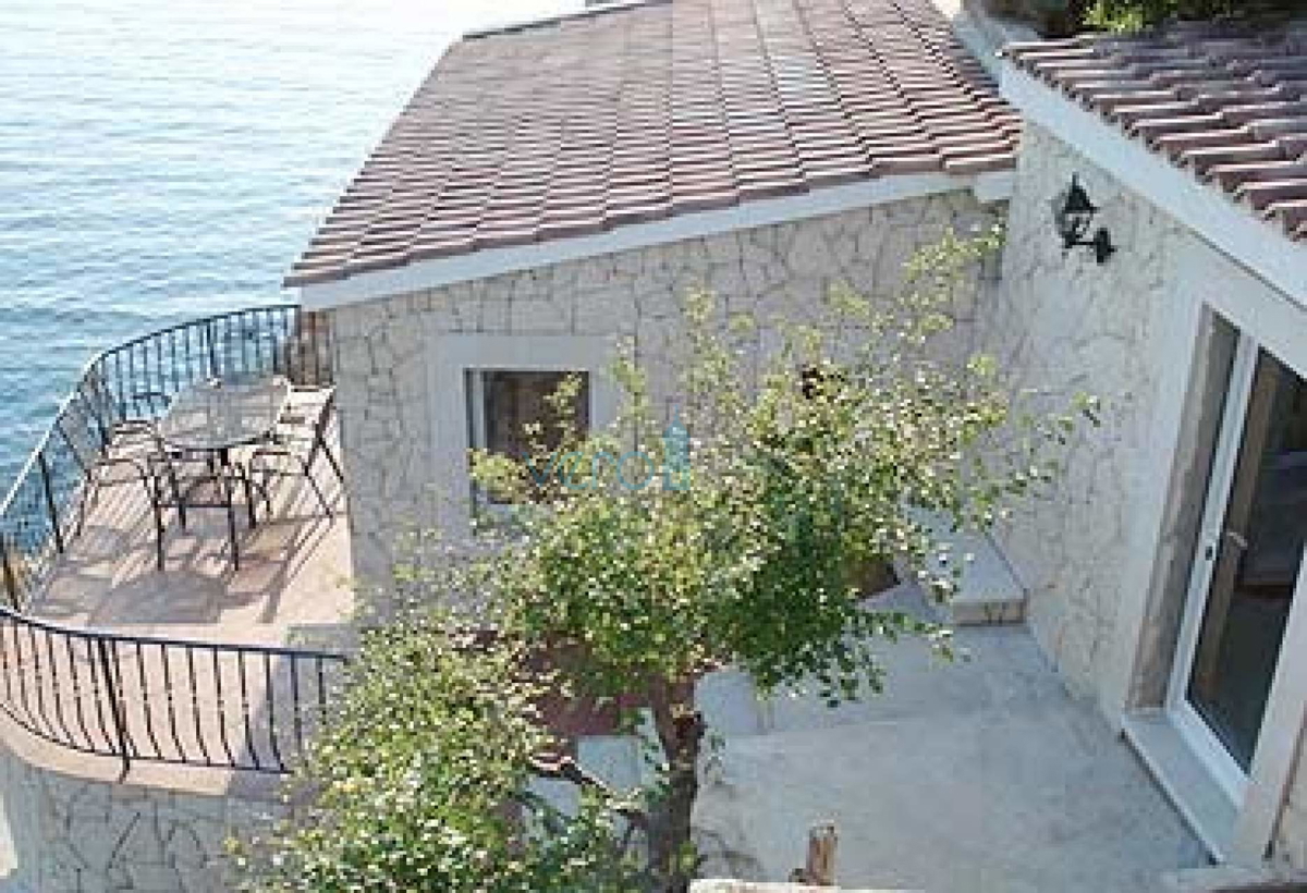 Vrbnik, otok Krk, edinstvena hiša na skali nad morjem