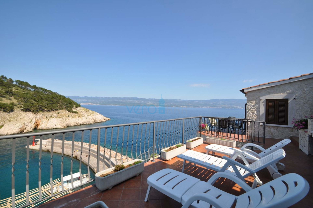 Vrbnik, otok Krk, edinstvena hiša na skali nad morjem