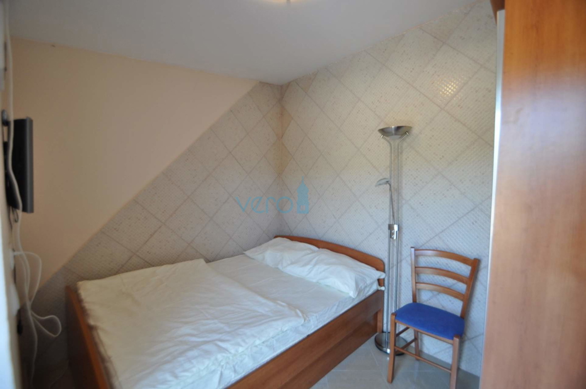 Vrbnik, otok Krk, edinstvena hiša na skali nad morjem