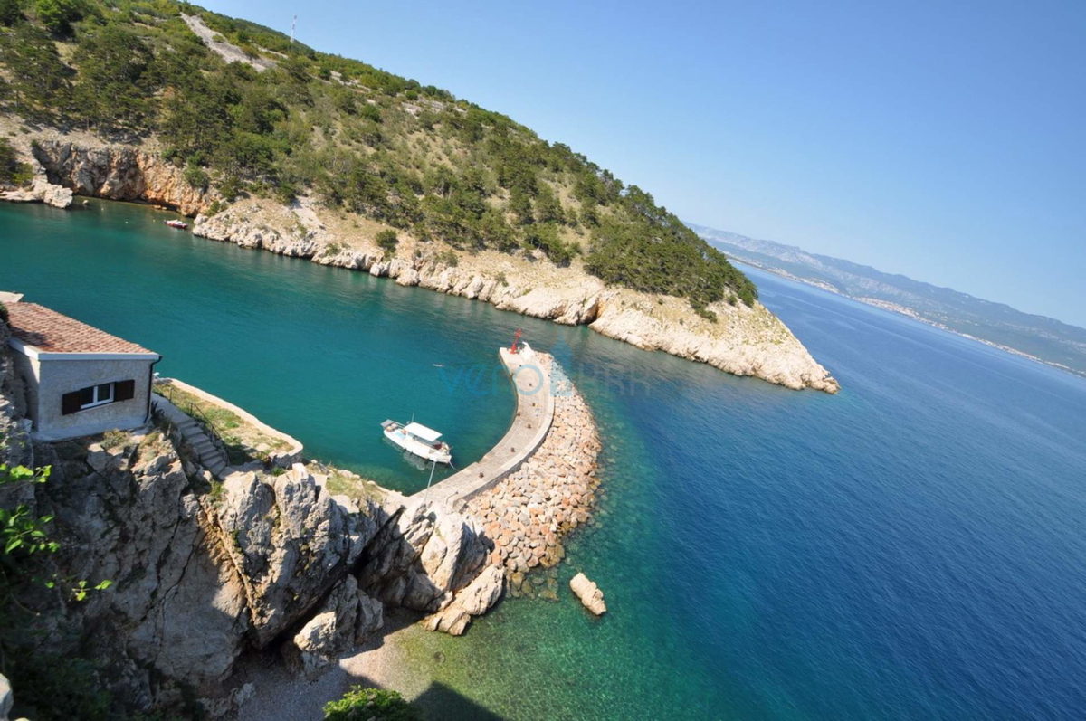 Vrbnik, otok Krk, edinstvena hiša na skali nad morjem