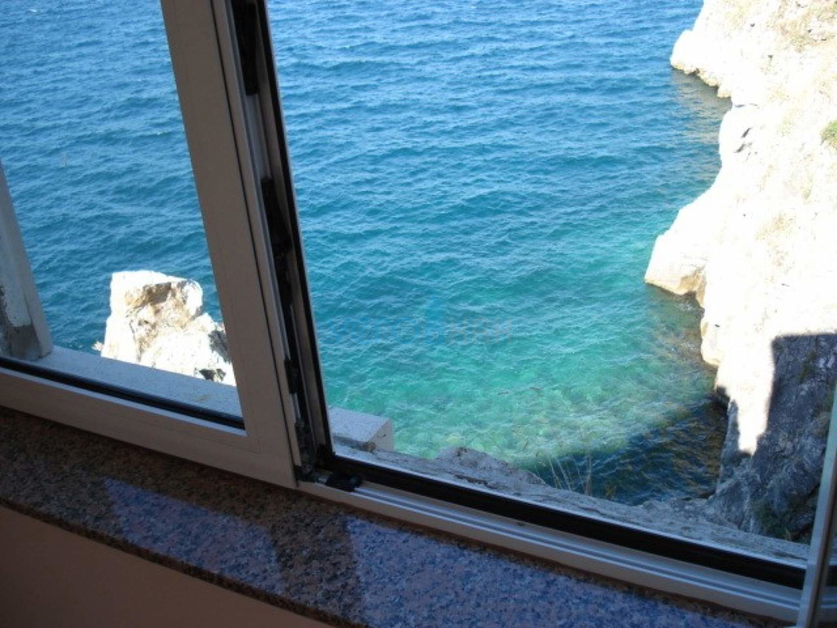 Vrbnik, otok Krk, edinstvena hiša na skali nad morjem