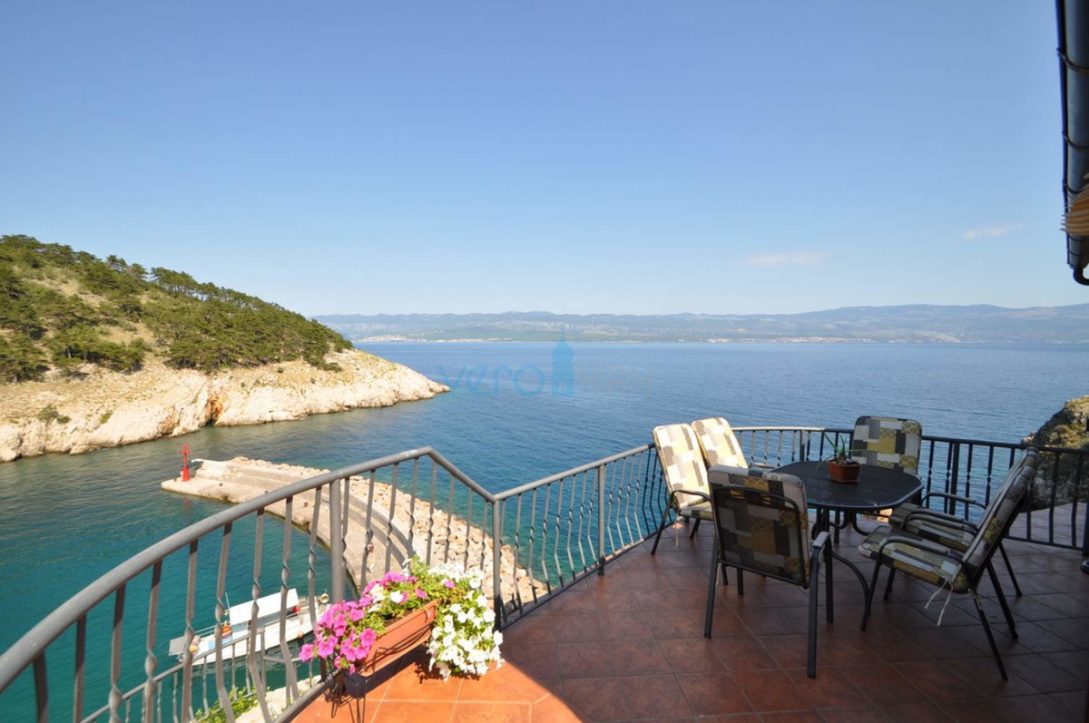 Vrbnik, otok Krk, edinstvena hiša na skali nad morjem