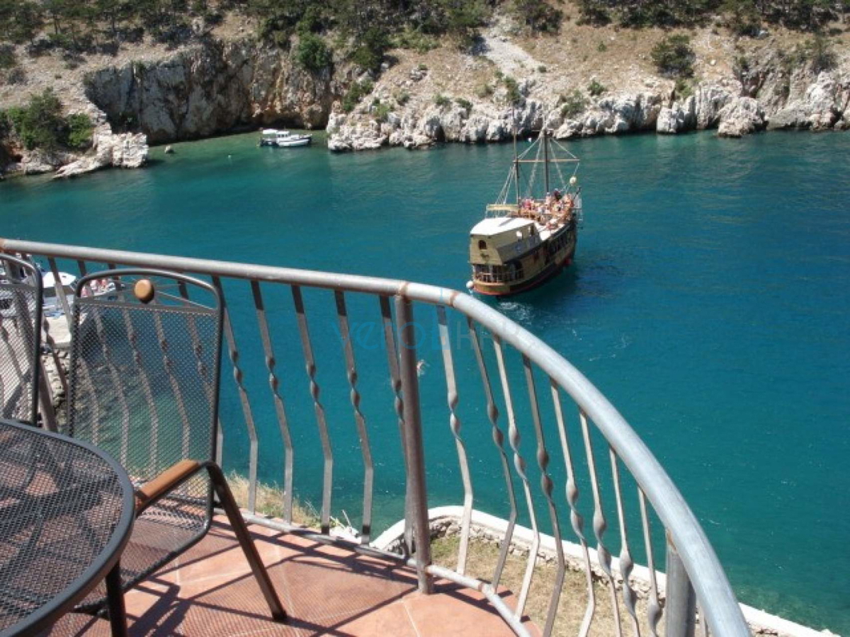 Vrbnik, otok Krk, edinstvena hiša na skali nad morjem