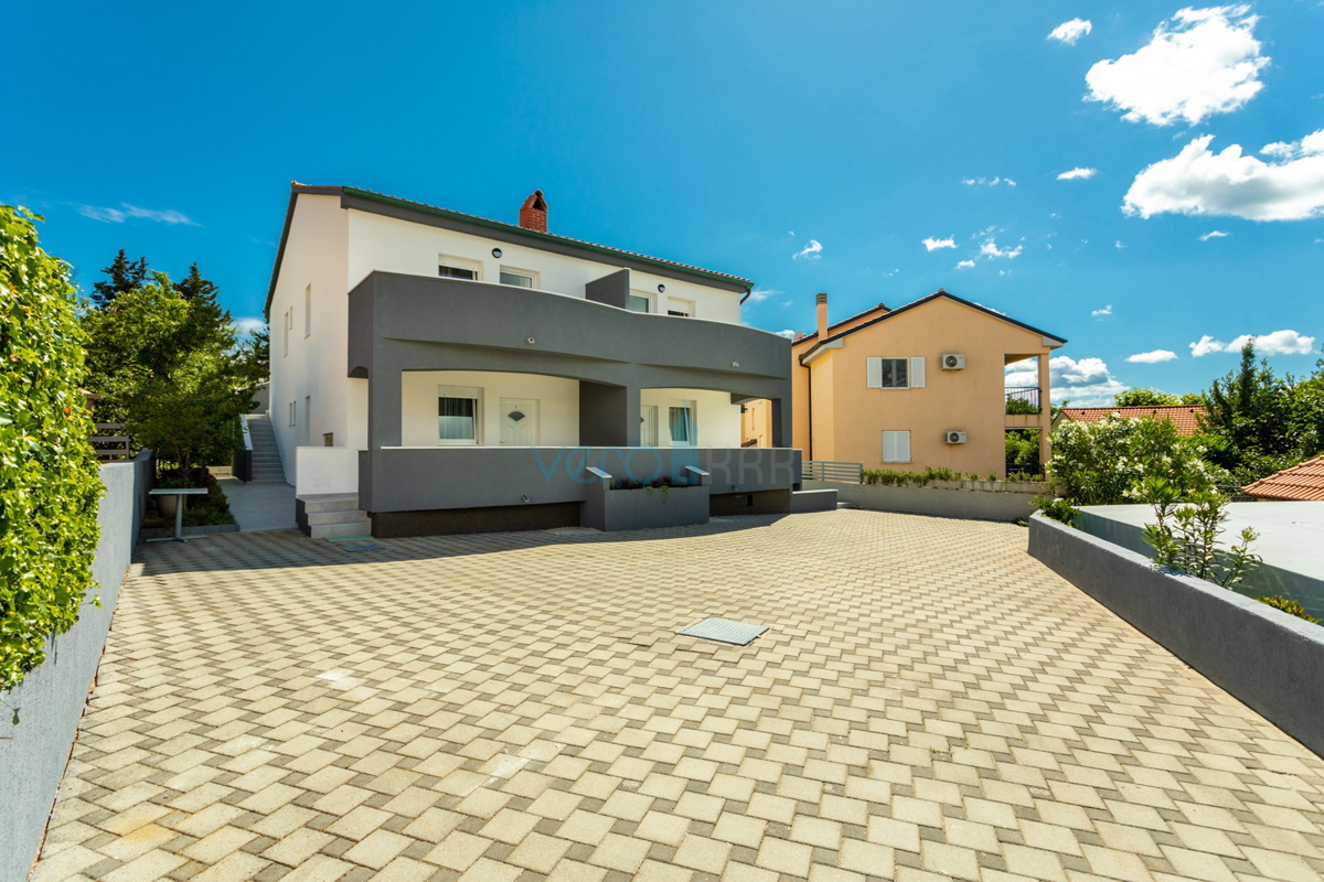 Uvala Soline, otok Krk, dvojna hiša z bazenom 100 m od morja, prodaja