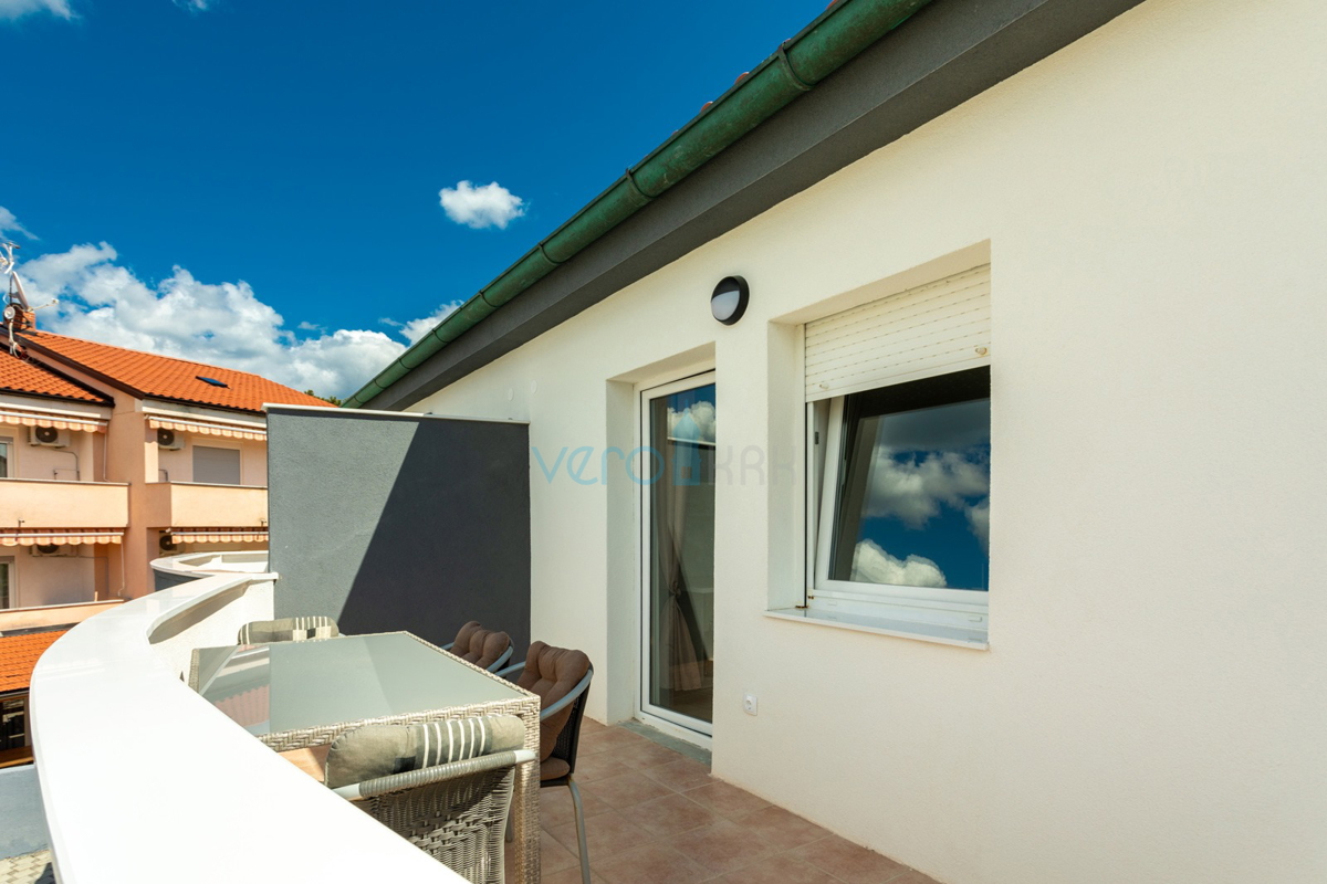 Uvala Soline, otok Krk, dvojna hiša z bazenom 100 m od morja, prodaja