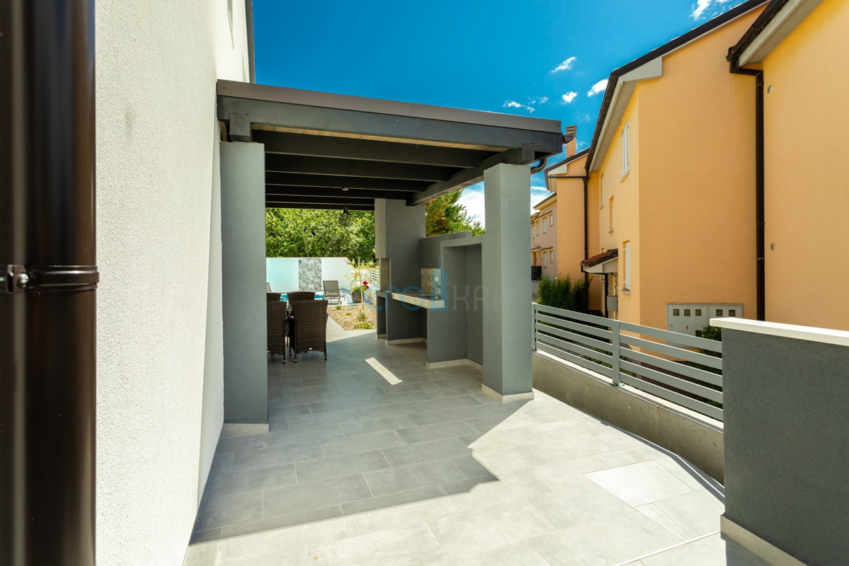 Uvala Soline, otok Krk, dvojna hiša z bazenom 100 m od morja, prodaja