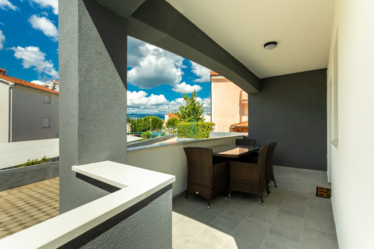 Uvala Soline, otok Krk, dvojna hiša z bazenom 100 m od morja, prodaja