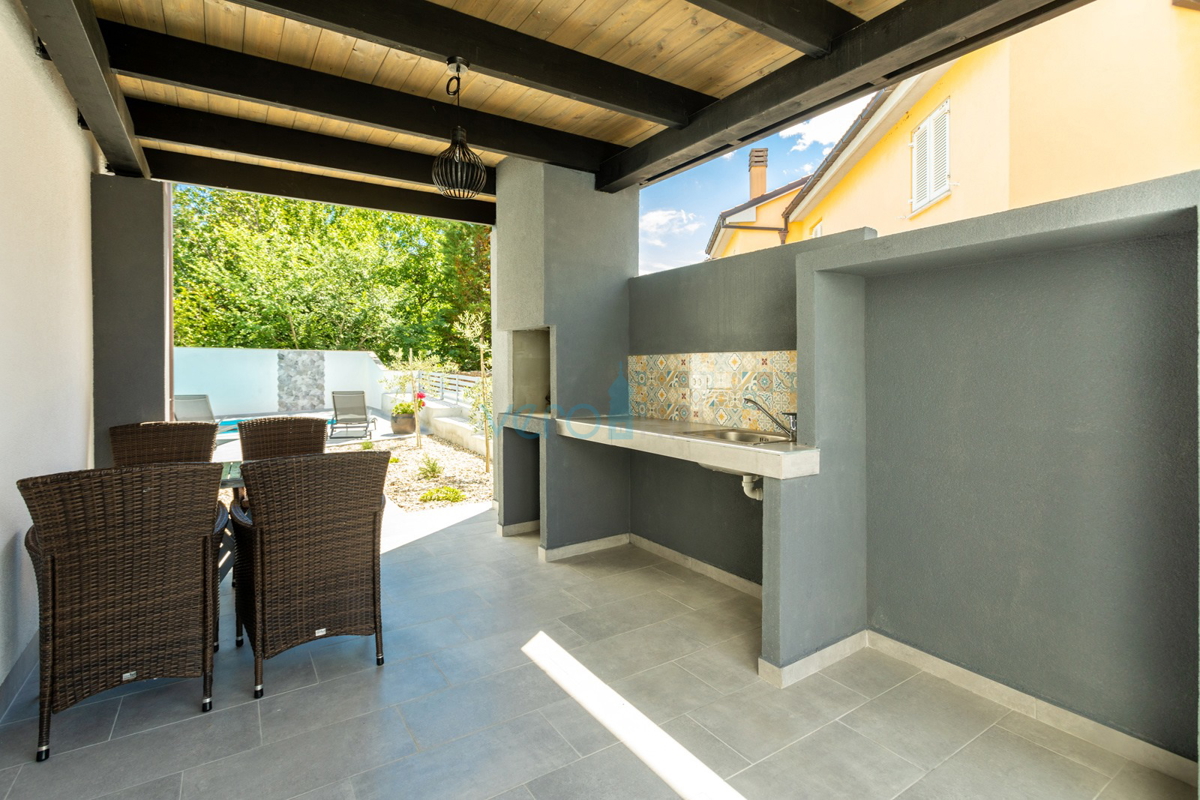 Uvala Soline, otok Krk, dvojna hiša z bazenom 100 m od morja, prodaja