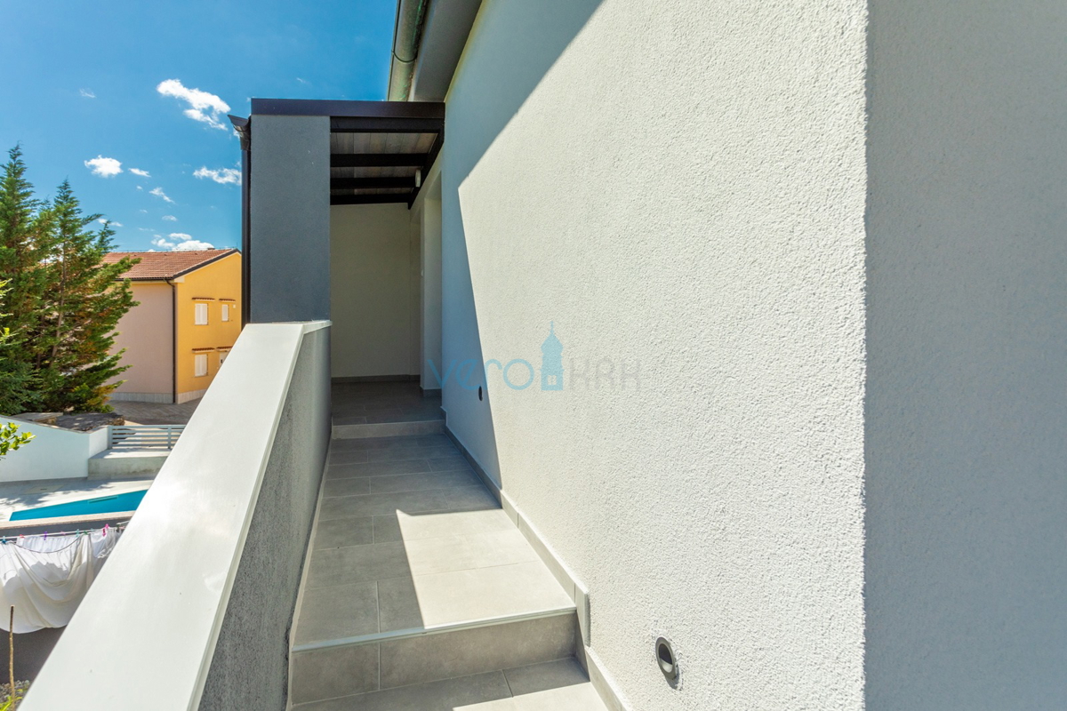 Uvala Soline, otok Krk, dvojna hiša z bazenom 100 m od morja, prodaja