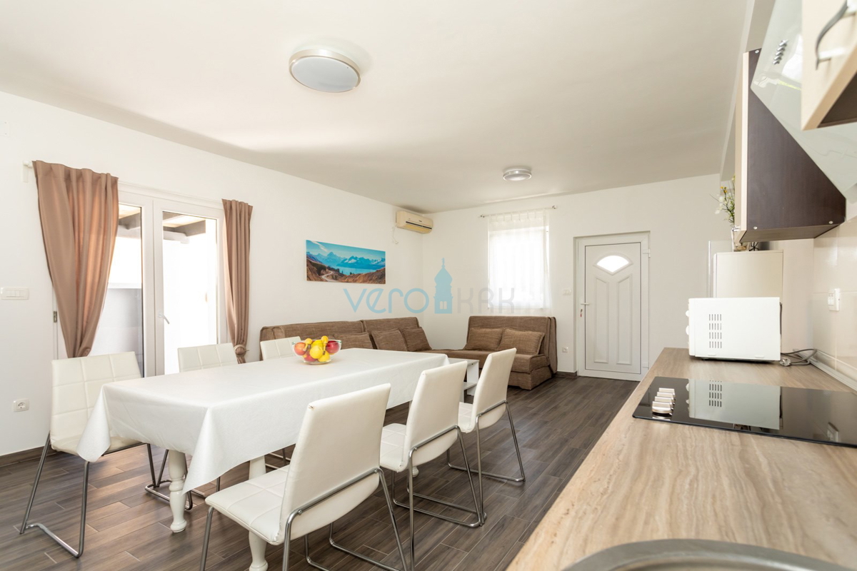 Uvala Soline, otok Krk, dvojna hiša z bazenom 100 m od morja, prodaja