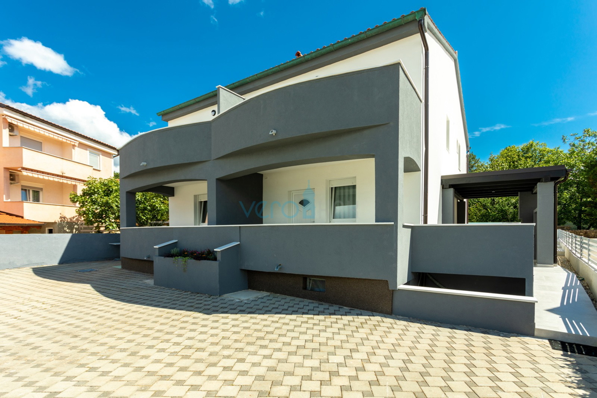 Uvala Soline, otok Krk, dvojna hiša z bazenom 100 m od morja, prodaja