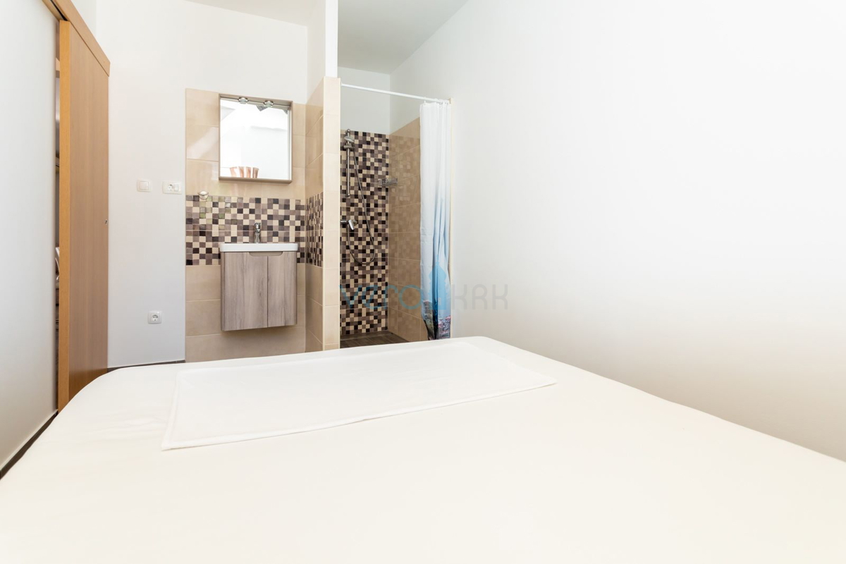 Uvala Soline, otok Krk, dvojna hiša z bazenom 100 m od morja, prodaja