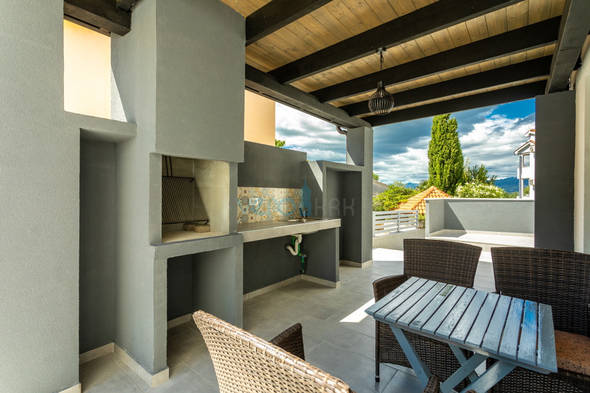 Uvala Soline, otok Krk, dvojna hiša z bazenom 100 m od morja, prodaja