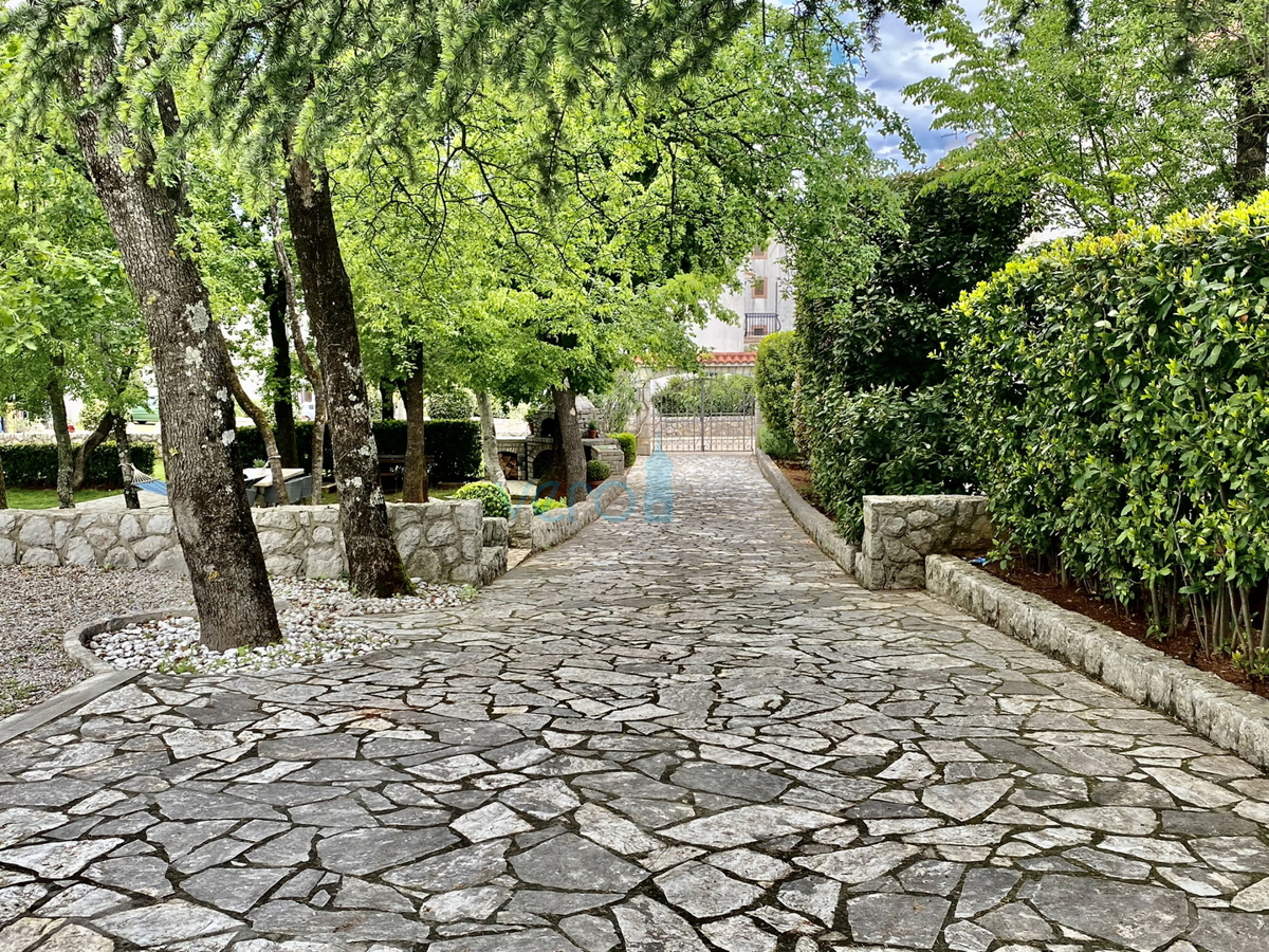 Otok Krk, Malinska, Edinstvena vila s parkom in bazenom na odlični lokaciji, prodamo