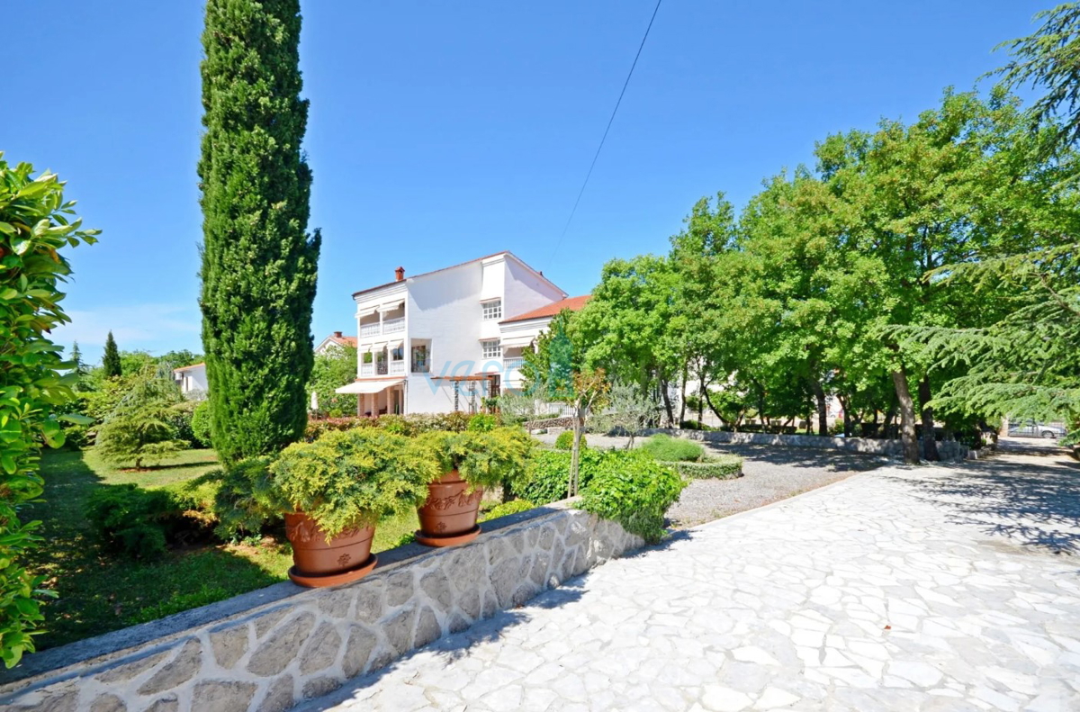 Otok Krk, Malinska, Edinstvena vila s parkom in bazenom na odlični lokaciji, prodamo