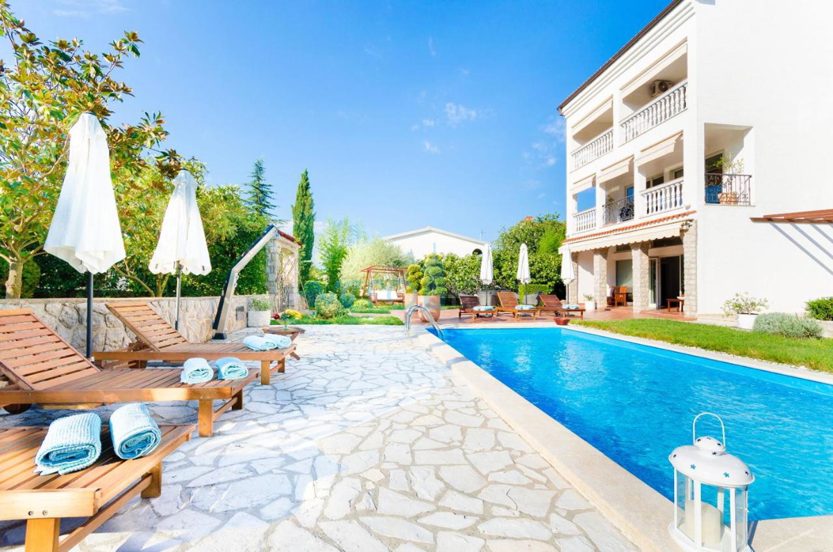 Otok Krk, Malinska, Edinstvena vila s parkom in bazenom na odlični lokaciji, prodamo