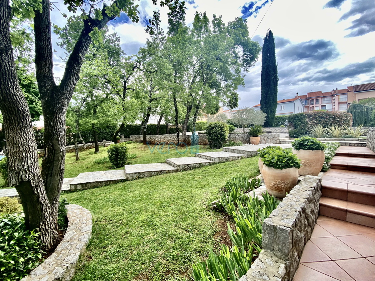Otok Krk, Malinska, Edinstvena vila s parkom in bazenom na odlični lokaciji, prodamo
