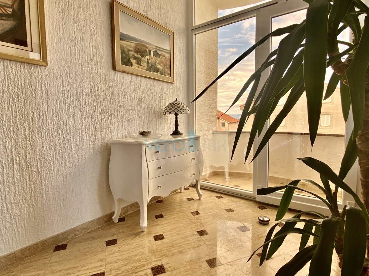 Otok Krk, Malinska, Edinstvena vila s parkom in bazenom na odlični lokaciji, prodamo