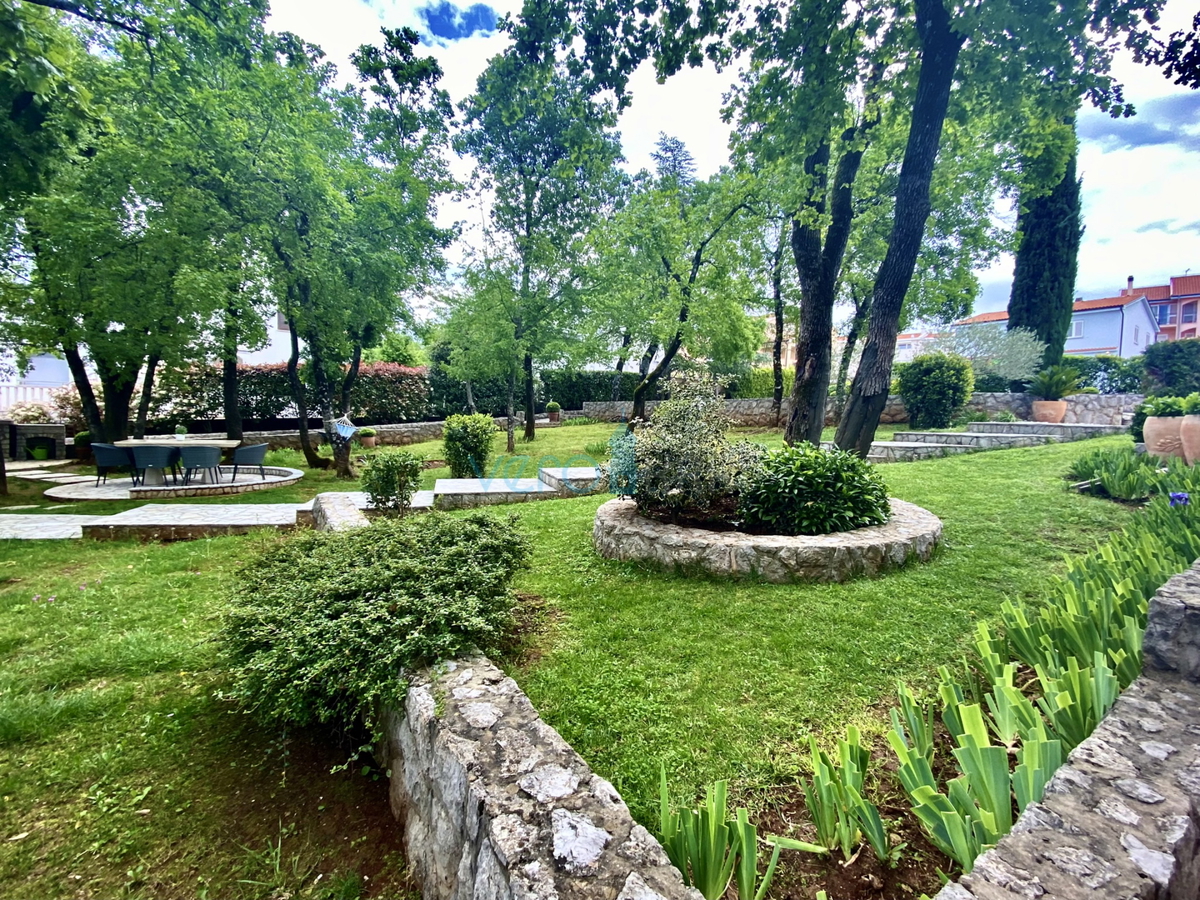 Otok Krk, Malinska, Edinstvena vila s parkom in bazenom na odlični lokaciji, prodamo