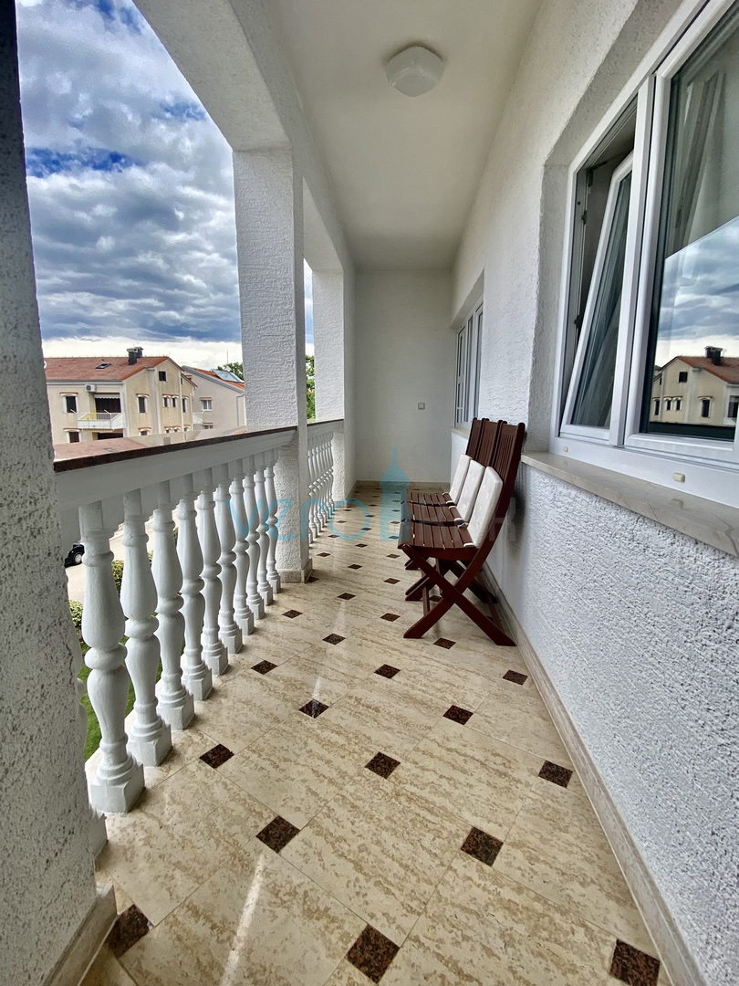 Otok Krk, Malinska, Edinstvena vila s parkom in bazenom na odlični lokaciji, prodamo