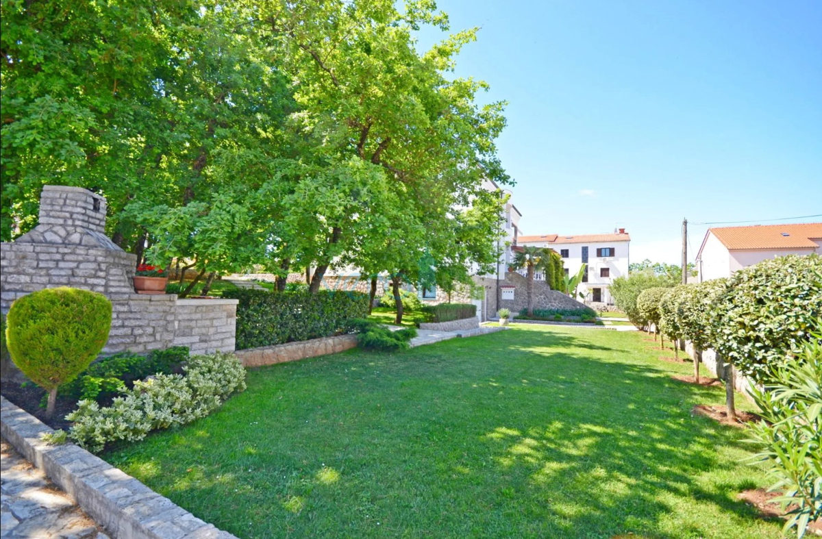 Otok Krk, Malinska, Edinstvena vila s parkom in bazenom na odlični lokaciji, prodamo