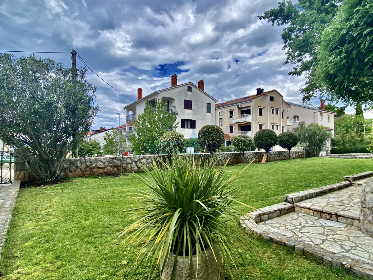 Otok Krk, Malinska, Edinstvena vila s parkom in bazenom na odlični lokaciji, prodamo