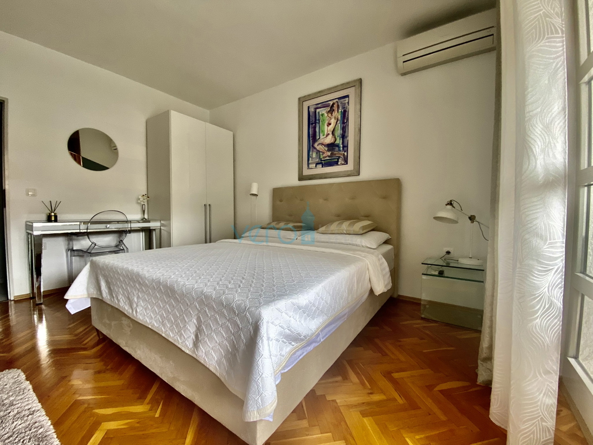 Otok Krk, Malinska, Edinstvena vila s parkom in bazenom na odlični lokaciji, prodamo