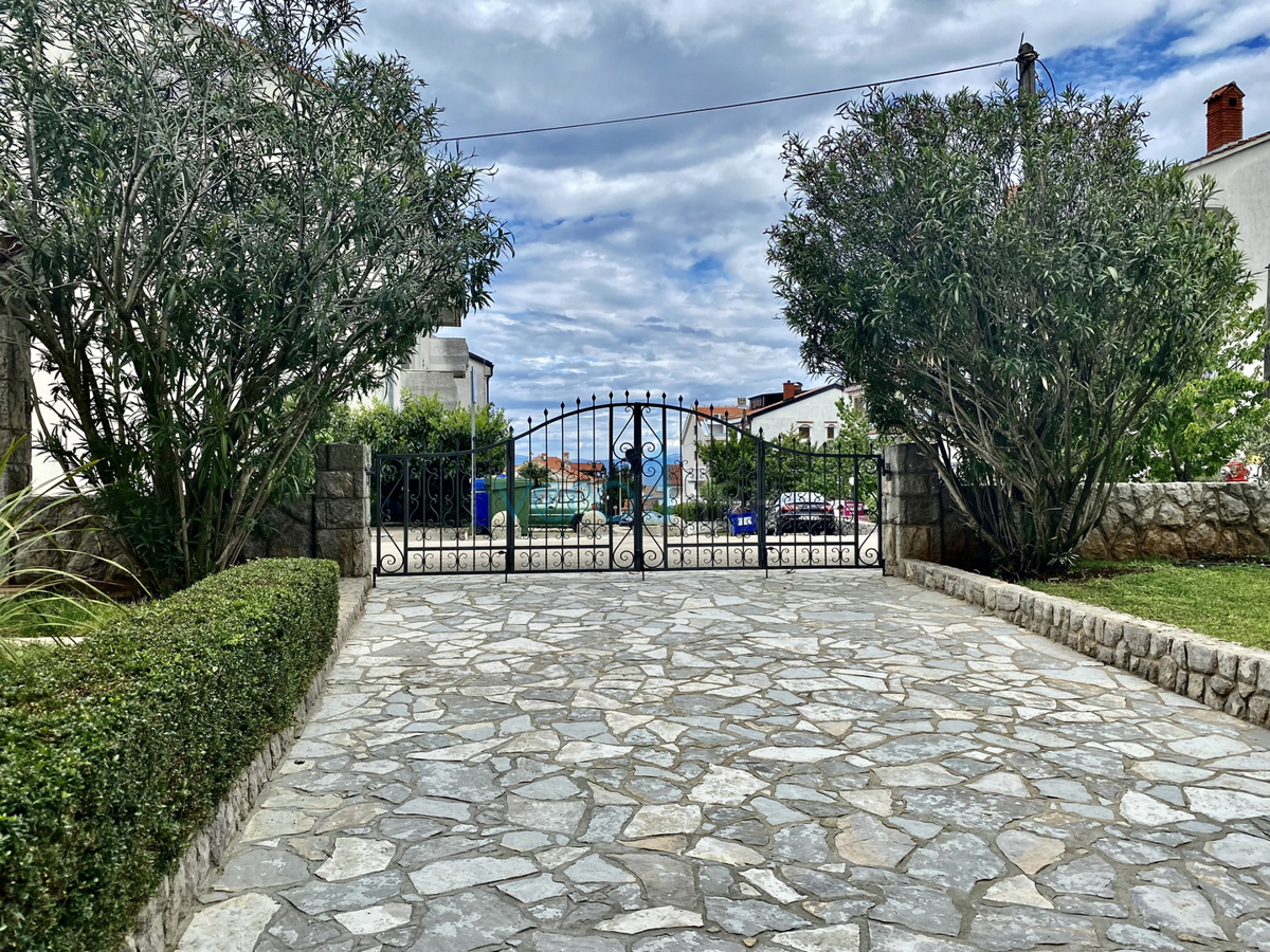 Otok Krk, Malinska, Edinstvena vila s parkom in bazenom na odlični lokaciji, prodamo